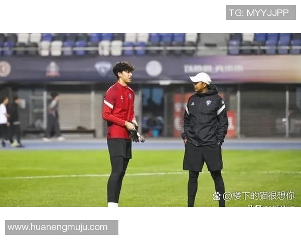 体彩店内足球明星装扮吸引球迷目光提升购彩热情 体彩店内足球明星装扮吸引球迷目光提升购彩热情