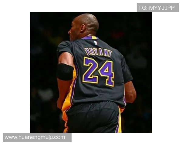 黑白画风格足球明星头像创作技巧与艺术表现探讨 黑白画风格足球明星头像创作技巧与艺术表现探讨