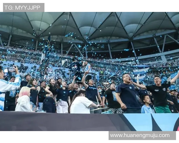 足球明星与女粉丝亲密互动瞬间引发热议球迷们纷纷点赞支持 足球明星与女粉丝亲密互动瞬间引发热议球迷们纷纷点赞支持